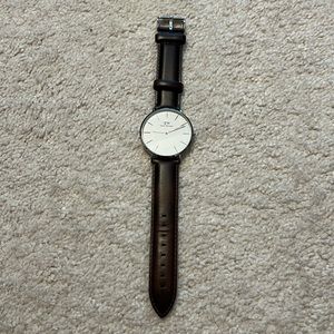Daniel Wellington brown leather watch band